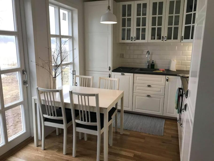Mysig Stuga Med Sjoetomt, Naera Jaervsoebacken Exterior foto